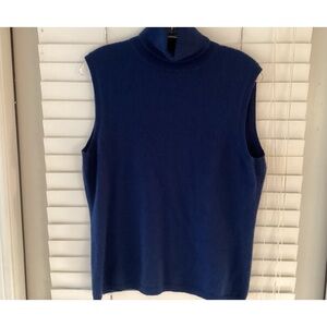 Cashmere sleeveless turtleneck.